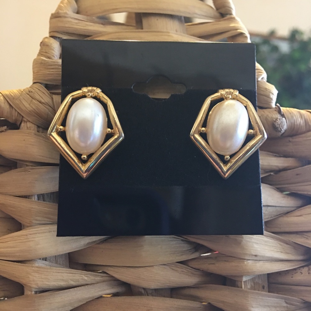 Vintage faux pearl gold tone pierced earrings